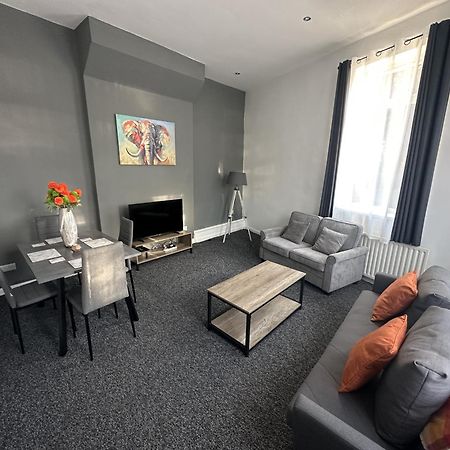 Large Ground Floor Apartment - South Shields - 3 Minutes From South Tyneside Hospital, 8 Minutes From Beach 외부 사진