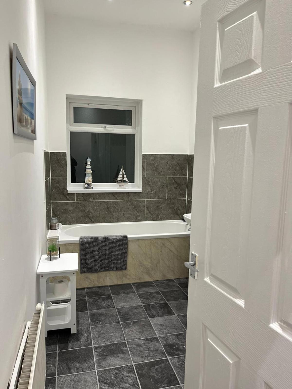 Large Ground Floor Apartment - South Shields - 3 Minutes From South Tyneside Hospital, 8 Minutes From Beach 외부 사진
