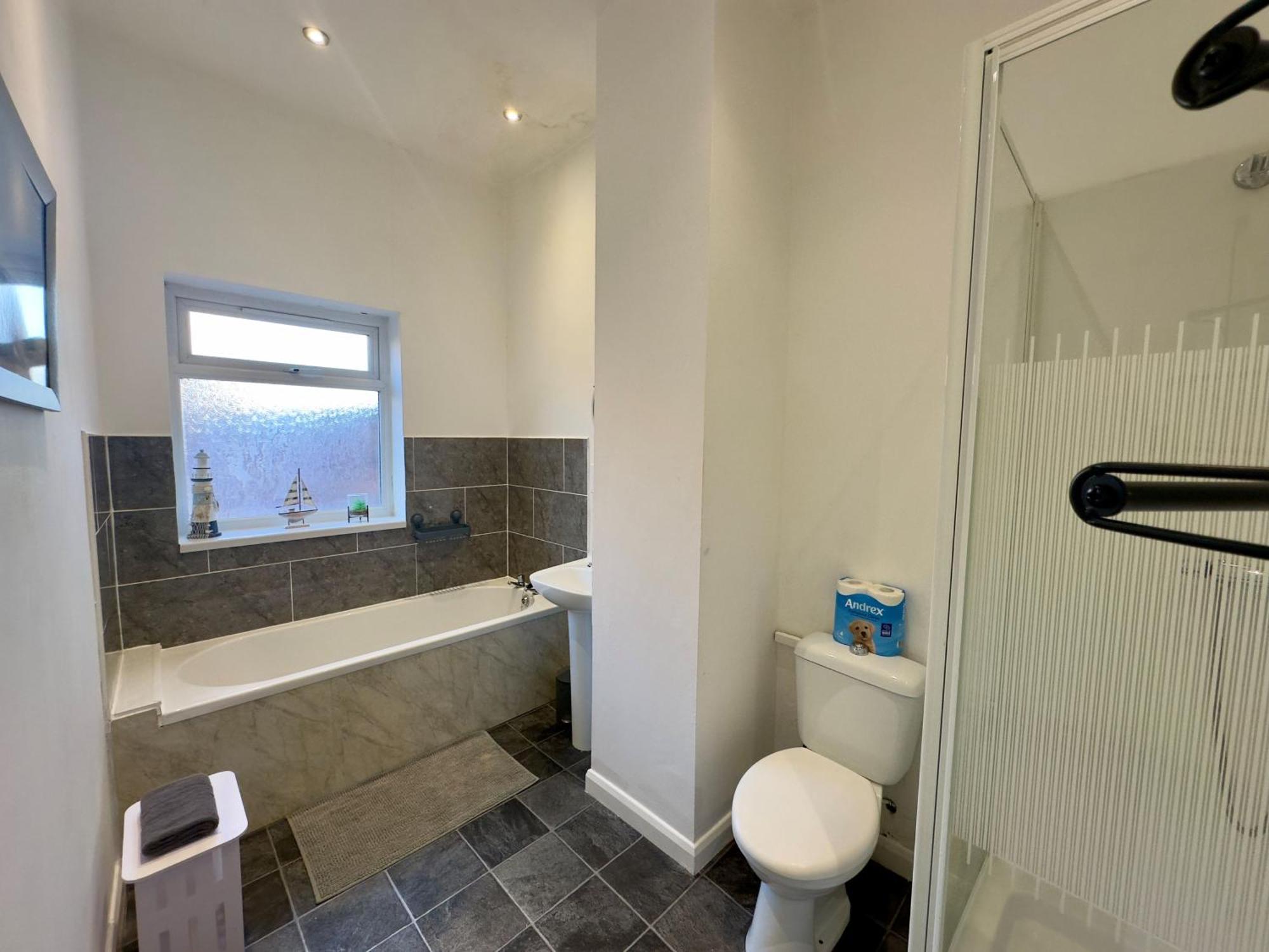 Large Ground Floor Apartment - South Shields - 3 Minutes From South Tyneside Hospital, 8 Minutes From Beach 외부 사진