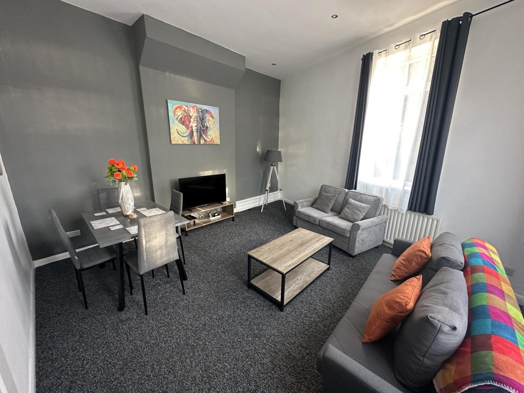 Large Ground Floor Apartment - South Shields - 3 Minutes From South Tyneside Hospital, 8 Minutes From Beach 외부 사진